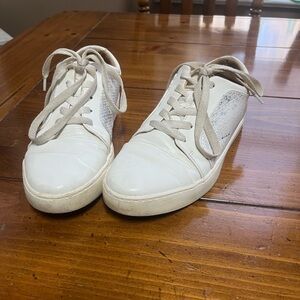 White sneakers w snake skin detail. Size 8